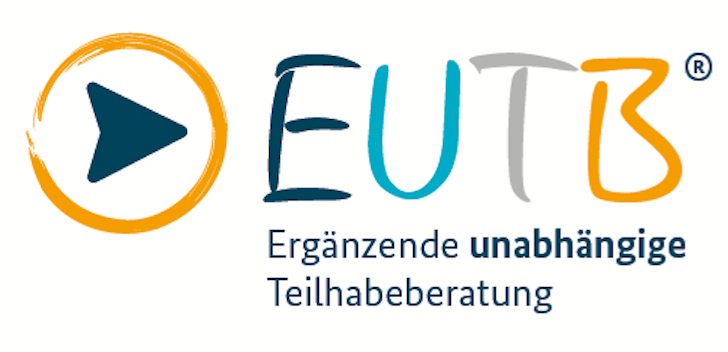 Logo. Auf weißem Hintergrund ist links ein blauer Feil in einem orangenen Kreis, der nach rechts zeigt und daneben steht mit verschieden farbigen Großbuchstaben: EUTB® Ergänzende unabhängige Teilhabeberatung.