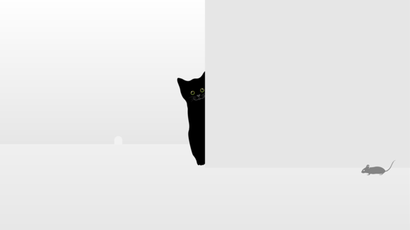Hinter einer hellgrauen Wand, schaut eine kleine schwarze Katze hervor und blickt mit großen Augen auf eine graue Maus.
